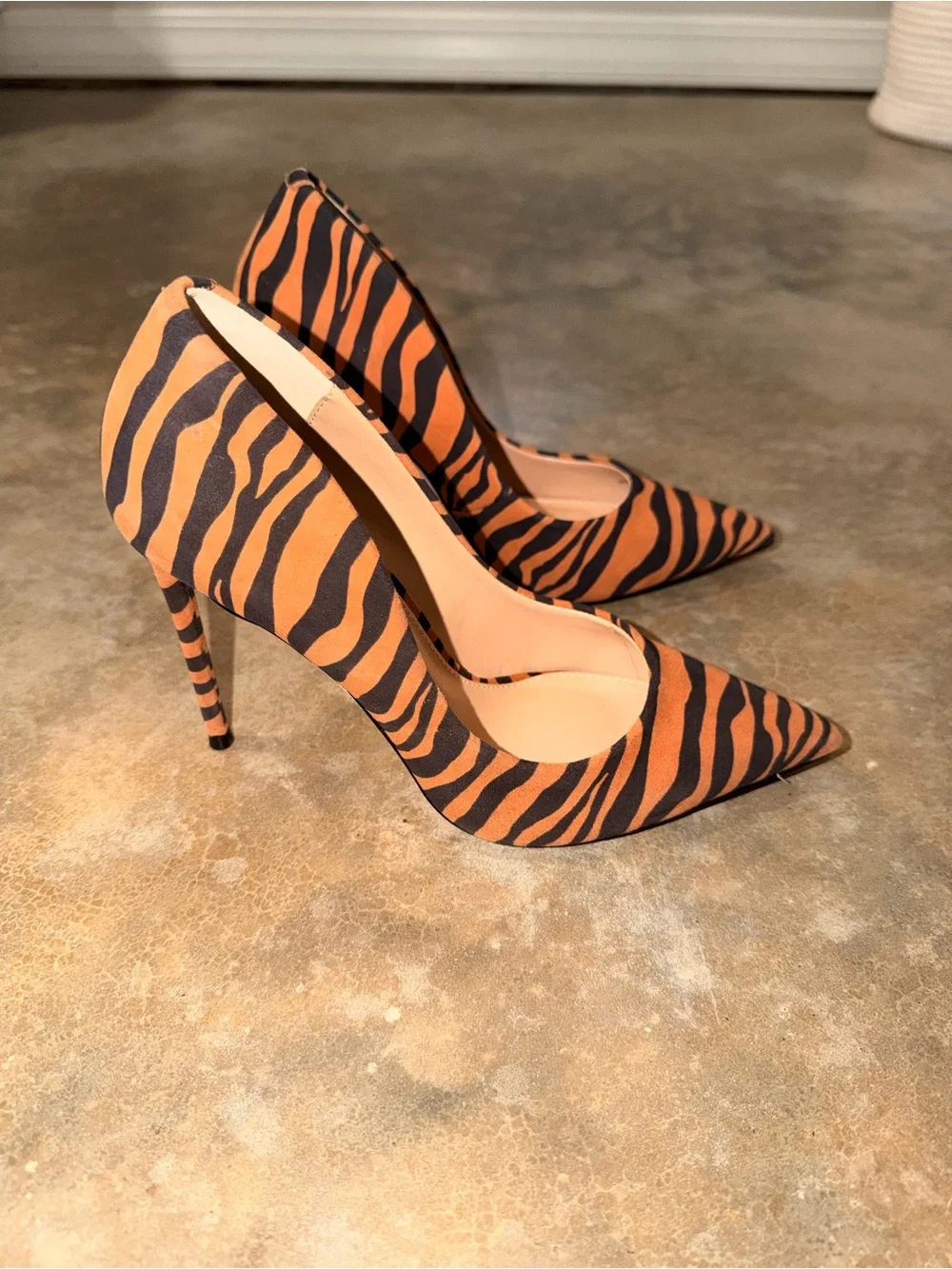 Steve Madden Tiger Print Stiletto Heels Pointed Toe Pumps Orange Black Size 6.5 - Picture 5 of 8